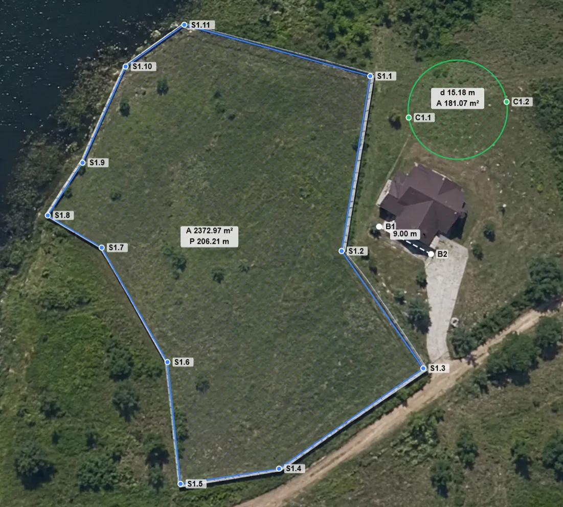Letecký snímek pozemku obtaženého polygonem s uvedenou plochou a obvodem, vedle něj měření kružnicí a u domu kalibrační čára 9 m